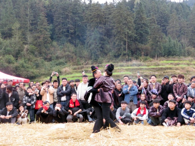 图为双江镇坑洞村女子摔跤比赛现场 (3)_副本.jpg