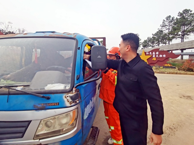 襄州区人大代表、黄龙党委书记刘帆为祭祀亲人的乡亲免费送鲜花_副本.jpg