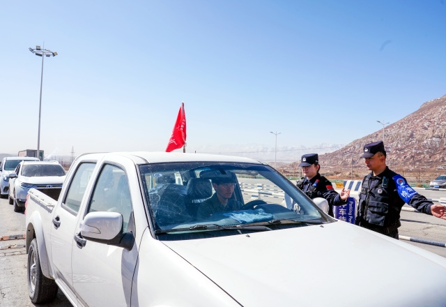 图为检查站民警放行车辆_副本.jpg