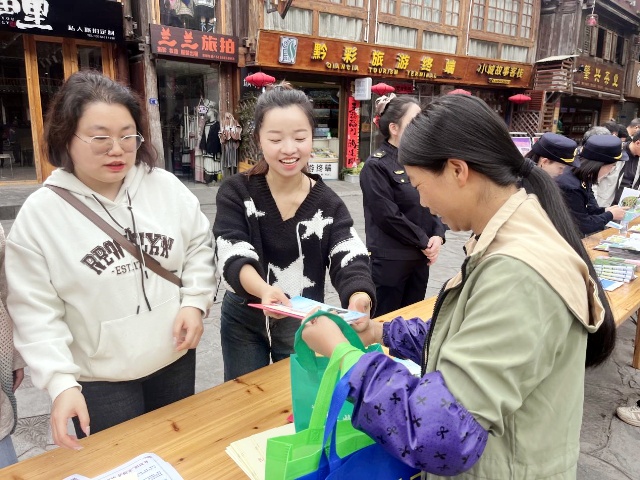 图为：工作人员向群众讲解反分裂国家法相关知识_副本.jpg