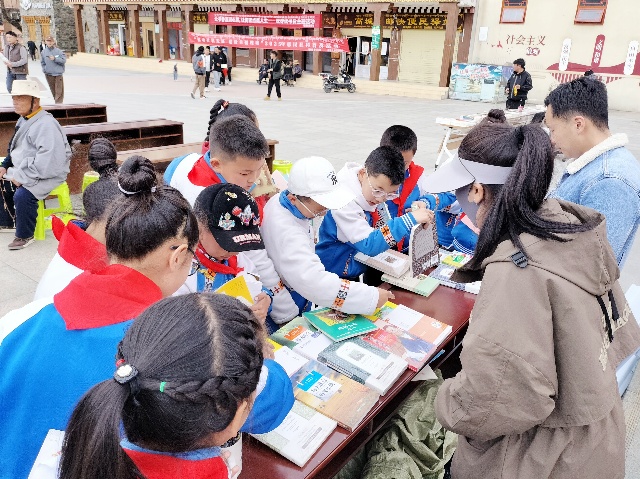 图为学生挑选喜爱书籍_副本.jpg