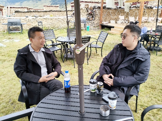 图为游客在民宿院坝休息.jpg
