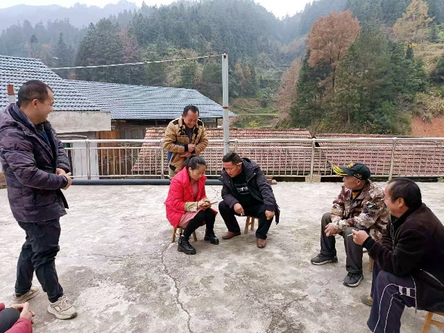 图为：黎平县政务大厅农业农村局窗口工作人员到村指导群众用APP申报农机补贴_副本.jpg