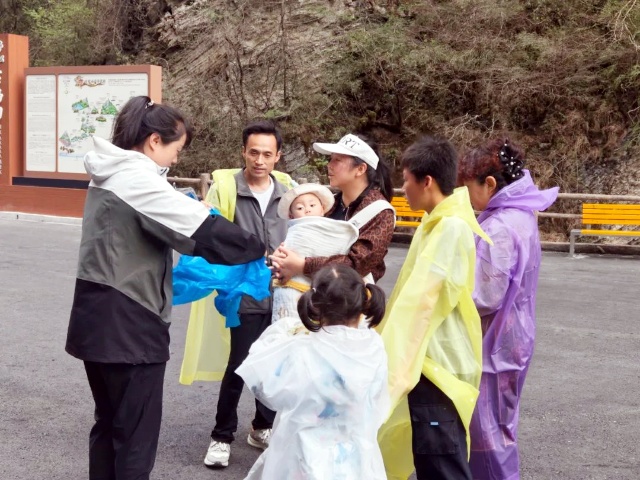 “五一”旅游景区一场强雷阵雨中的温暖邂逅