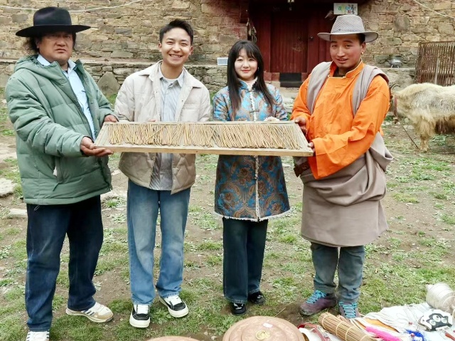 图为当地网红展示藏香_副本.jpg