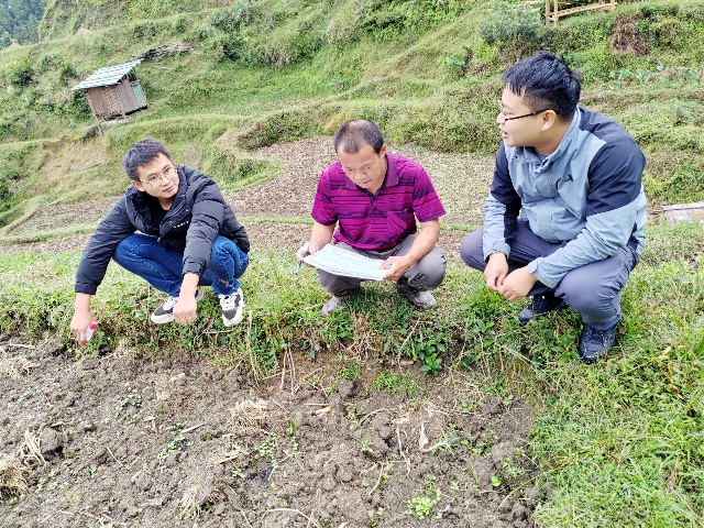 田间地头于群众交谈 (2)_副本.jpg