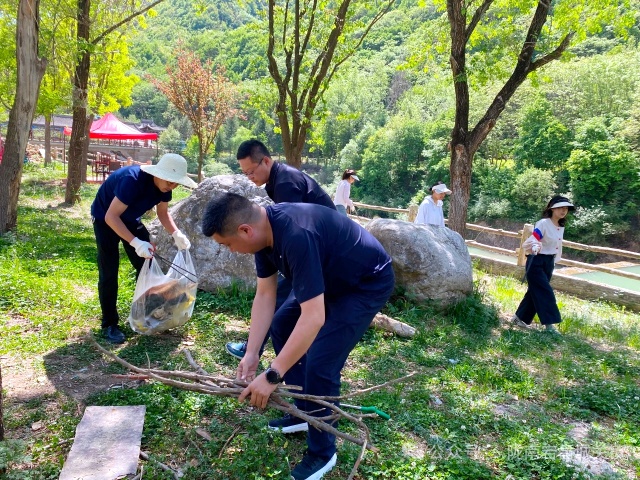 甘肃宕昌开展守山护水义工大扫除美化景区环境